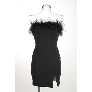 Détail de la robe bustier noire courte avec bordure en plumes d'autruche et fente latérale