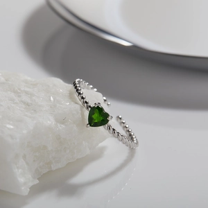 Minimalist S925 sterling silver ring with green heart-shaped gemstone on white stone