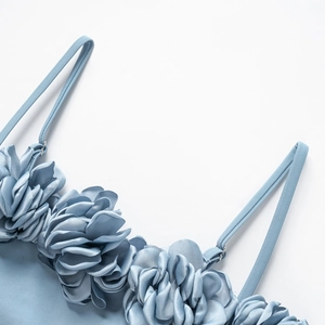 Maillot de bain bleu clair avec fleurs 3D faites à la main et texture satinée lisse