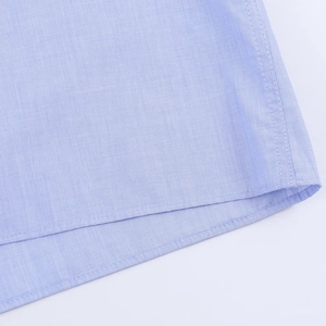 Macro dell'orlo di una camicia celeste con cucitura a doppio ago di alta qualità