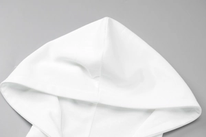 Primer plano de textura de punto blanco y estructura de capucha en sudadera