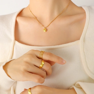 Collier Pendentif Minimaliste Acier Titane Plaqué Or 18K Chaîne Asymétrique Lucky Médaille Ronde Pour Femmes