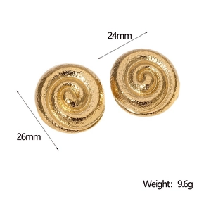 Détail des boucles d'oreilles spirales dorées, texture martelée et mesures de 26mm