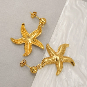 Fashionable gold starfish stud earrings with metallic finish for women's summer jewelry