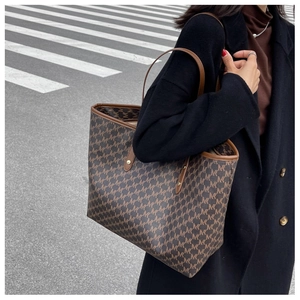 Borsa tote marrone alla moda con monogramma e grande capacità in uno scatto street style