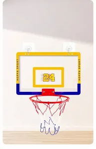 Detail eines Indoor-Basketballkorbs mit gelbem Backboard und rotem Metallring