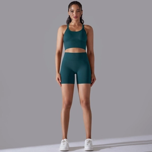 Detail van de high-waist yogashorts met naadloos breisel voor buikcontrole in donkergroen