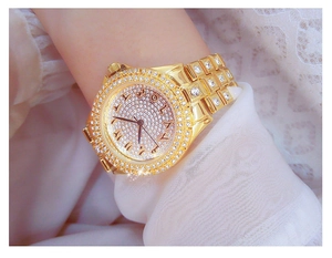 Vue détaillée d'une montre de luxe dorée avec lunette en cristal et cadran arabe