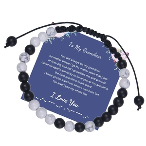 Bracelet code Morse avec perles noires et blanches sur carte de vœux pour grand-mère