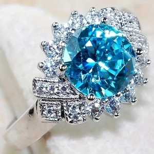 Lussuoso anello d'argento con una grande pietra blu rotonda e pavé di cristalli