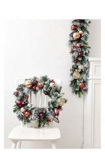 Dettaglio ghirlanda di Natale da 45 cm con bacche rosse, pigne e decorazioni festive