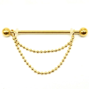 Barbell per piercing cartilagine dorato con doppia catena di perle e sfere su sfondo bianco