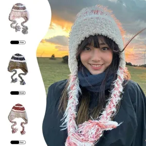 Vue détaillée d'un chapeau d'hiver en peluche avec longs glands et nuancier de couleurs