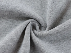Vue macro détaillée de la texture du tricot gris doux et du tissage fin des fibres du haut