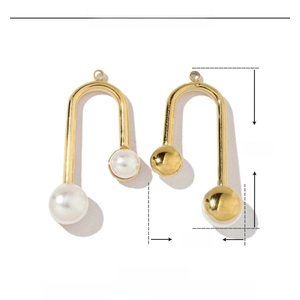 Detailed size parameters for U-shaped gold earrings with natural white pearls