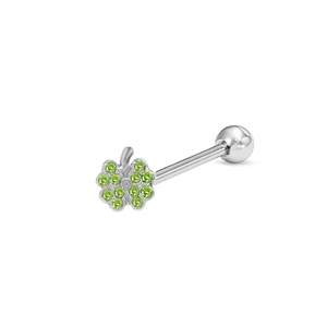 Barbell de piercing trèfle argenté avec cristaux verts sur fond blanc neutre