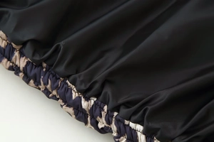 Detailansicht des Innenfutters und Leopardenstoffs mit elastischem Saum am Saumende