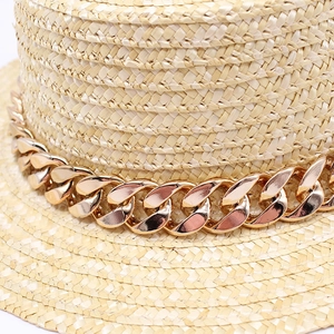 Chapeau de paille à bord plat avec chaîne en or rose sur tresse naturelle beige