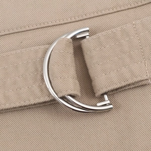 Vista dettagliata del tessuto twill kaki e delle fibbie per cintura ad anello a D in metallo