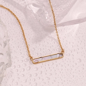 Détail macro du collier plaqué or 18K avec incrustation de nacre violette sur glace