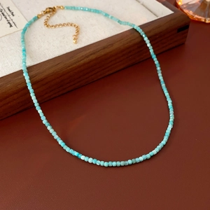 Détails de perles géométriques bleues avec fermoir mousqueton doré et chaîne d'extension