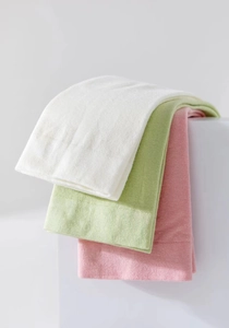 Dettaglio macro della trama a costine di calze in morbido cotone bianco rosa e verde