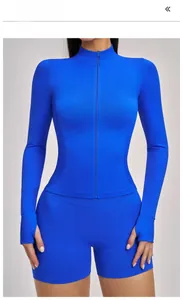 Details des blauen Yoga-Sets mit Daumenloch-Manschetten und nahtloser, schlanker Jacke