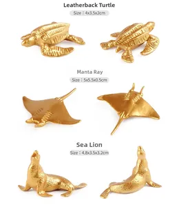 Vista dettagliata di modelli di animali marini dorati con dimensioni e doppie angolazioni