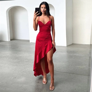 Robe longue en satin rouge à fines bretelles avec fente à volants et ourlet asymétrique