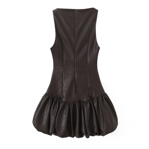 Dunkelbraunes ärmelloses A-Linien-Kleid aus Kunstleder mit plissiertem Puffsaum auf Weiß