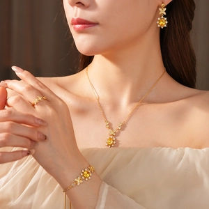 Details des Vintage-Schmucksets aus Gold mit gelben Zirkon-Blüten und Edelsteinen