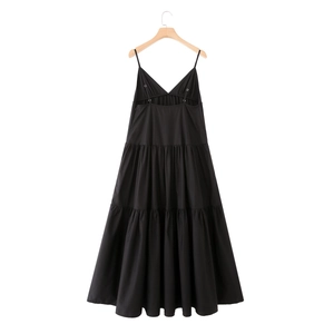 Robe midi noire en coton à col en V et jupe à plusieurs niveaux sur cintre en bois