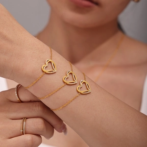 Set di tre braccialetti dorati a doppio strato con cuore e zirconi per un look di lusso