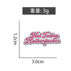 Spilla in smalto rosa con testo Not Today Motherfucker e dimensioni 1,2 cm x 3,0 cm
