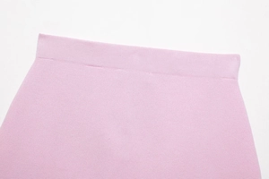 Détail de la taille en tricot rose montrant une grande élasticité et texture du jupon