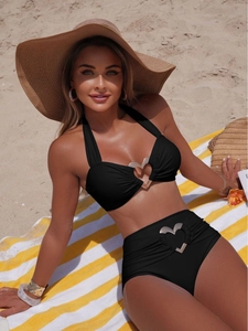 Sexy bikini nero a fascia con fibbie a cuore e slip a vita alta con dettagli a pieghe
