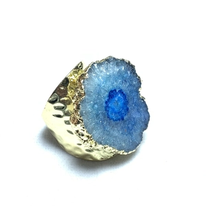 Detalle del anillo texturizado chapado en oro de 14K con cristal druzy azul natural