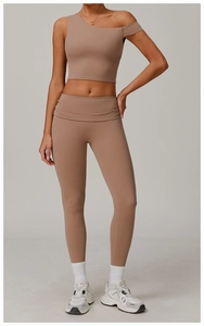 Détail du legging de yoga taille haute et haut de sport asymétrique brun terre