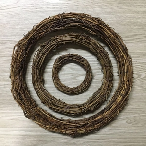 Drei Größen natürlicher Rebenkränze für DIY Weihnachtsdekorationen und Floristik