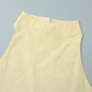 Gros plan du haut dos nu crème montrant la texture du tissu tissé de haute qualité