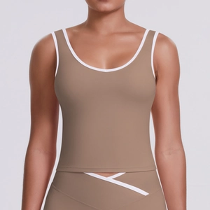 Détail du haut de yoga bicolore avec tissu brossé respirant et taille croisée en V
