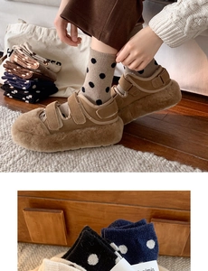 Détail de chaussures marron à semelles compensées et chaussettes à pois sur tapis douillet