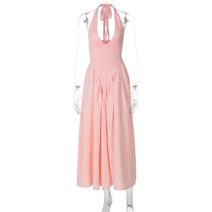 Detail eines rosa Neckholder-Kleids mit tiefem V-Ausschnitt und Taillenfalten auf Weiß