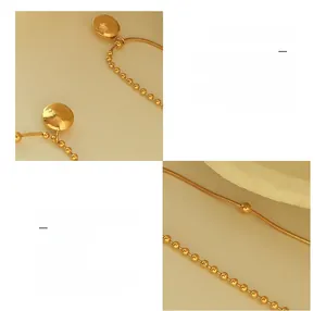 Détail du collier en acier titane plaqué or 18K avec pendentif et chaîne à billes