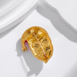 Vue arrière de la broche Père Noël dorée avec épingle de sûreté et émail rouge