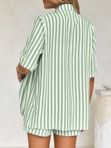 Vue arrière d'un ensemble chemise et short à rayures verticales vertes et blanches pour femme