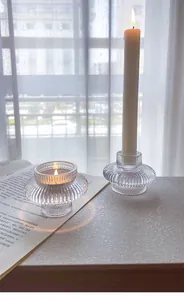 Détail de la texture nervurée sur un support de bougie en verre transparent