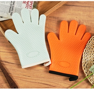 Detail of silicone oven mitts with heart-shaped anti-slip texture and cotton cuffs