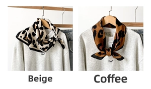 Nahaufnahme der kleinen Seidenschals mit Leopardenmuster in Beige und Kaffeebraun