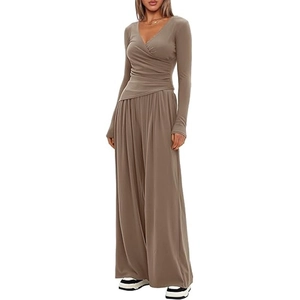 Conjunto color topo de dos piezas con top de cuello en V y pantalones anchos de talle alto